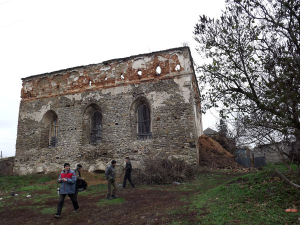  Гора земли и глины, снятая с крыши